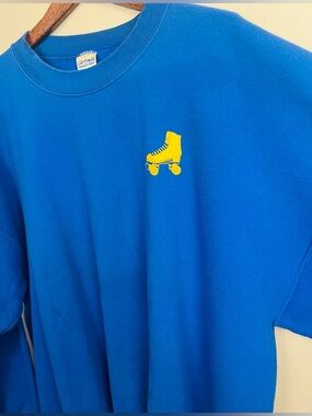 Vintage Gildan Roller Rink Sweatshirt – Bright Blue Graphic Crewneck – Size 2XL